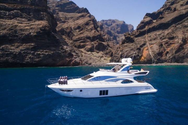 Luxury Yacht Rental in Tenerife with Azimut 60 - 196  