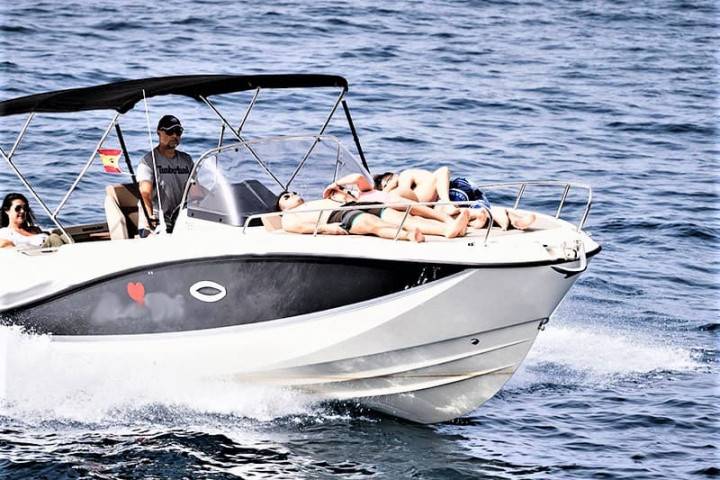 Alquiler de lancha a motor sin patrón con Quicksilver 755 Sundeck - 409  