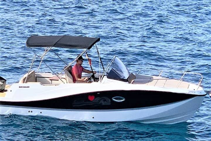 Alquiler de lancha a motor sin patrón con Quicksilver 755 Sundeck - 401  