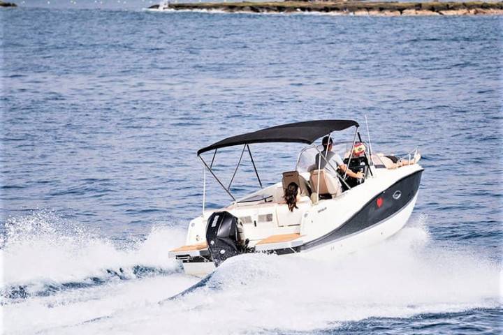 Alquiler de lancha a motor sin patrón con Quicksilver 755 Sundeck - 399  