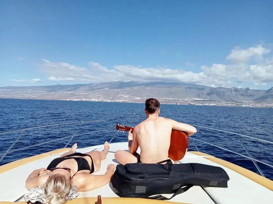 Musik an Bord spielen mit Gitarre