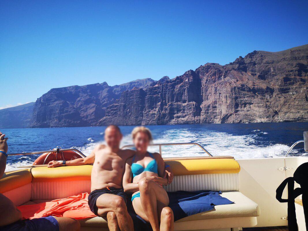 Besuchen Sie die Los Gigantes Klippen mit unserer privaten Fairline 42 Yacht in Teneriffa, Abfahrt von Puerto Colón in Costa Adeje