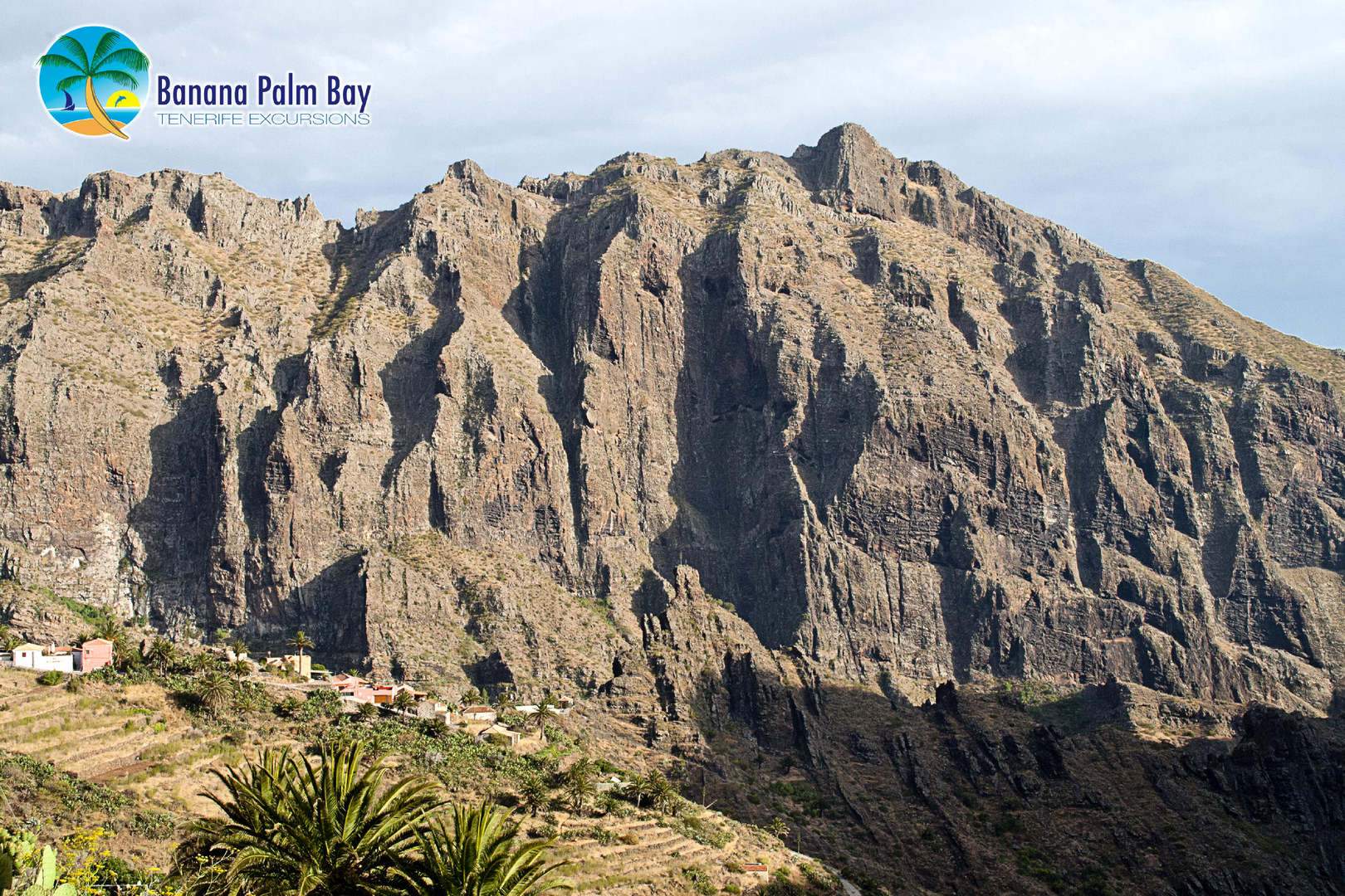 Malersische Aussicht auf das Dorf Masca eingebettet in die Teno-Berge auf Teneriffa