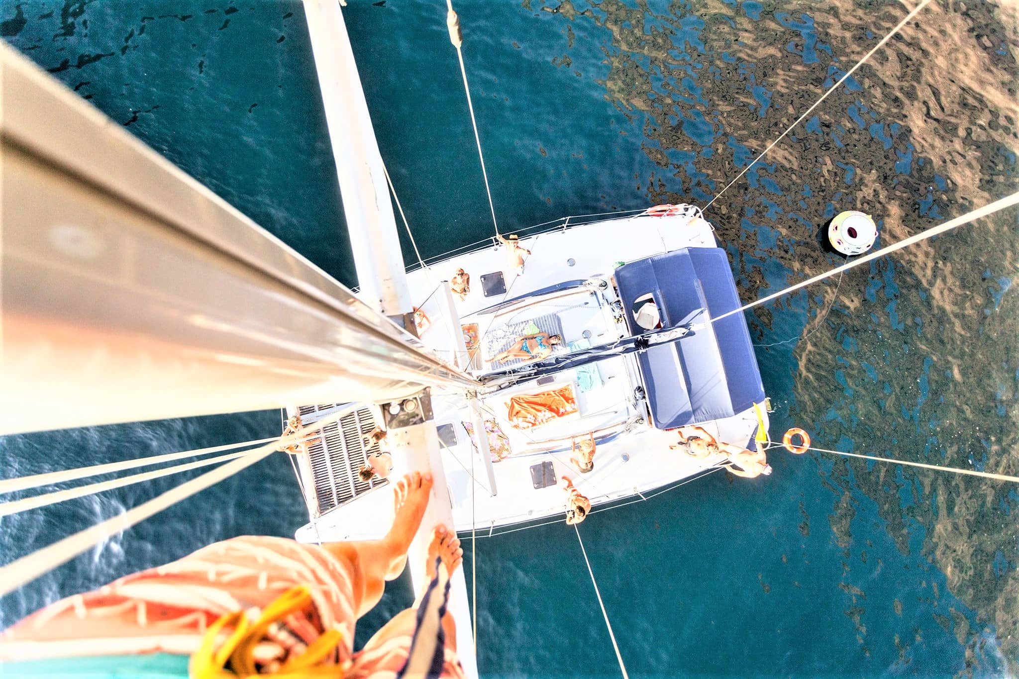 Katamaran-Charter Los Gigantes mit Klippen im Hintergrund