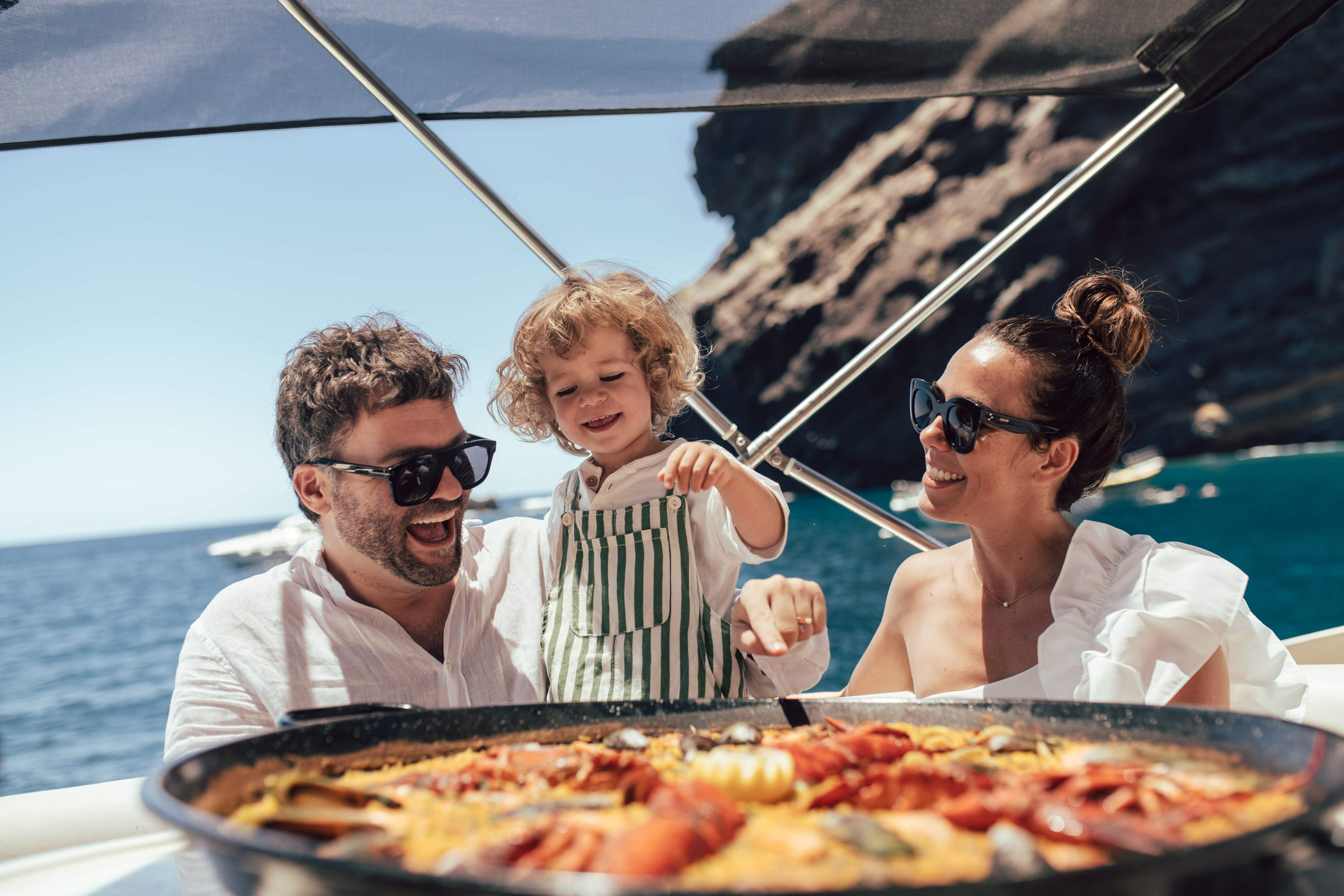 Familie isst Paella auf Luxusyachtcharter in Costa Adeje mit Astondoa 46